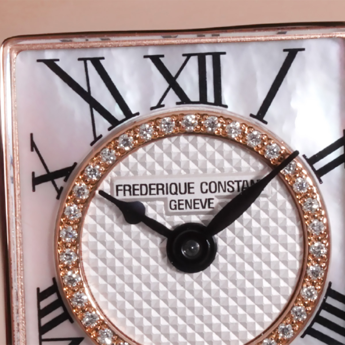 FC-200MPDC14マザーオブパールダイヤルのクローズアップ