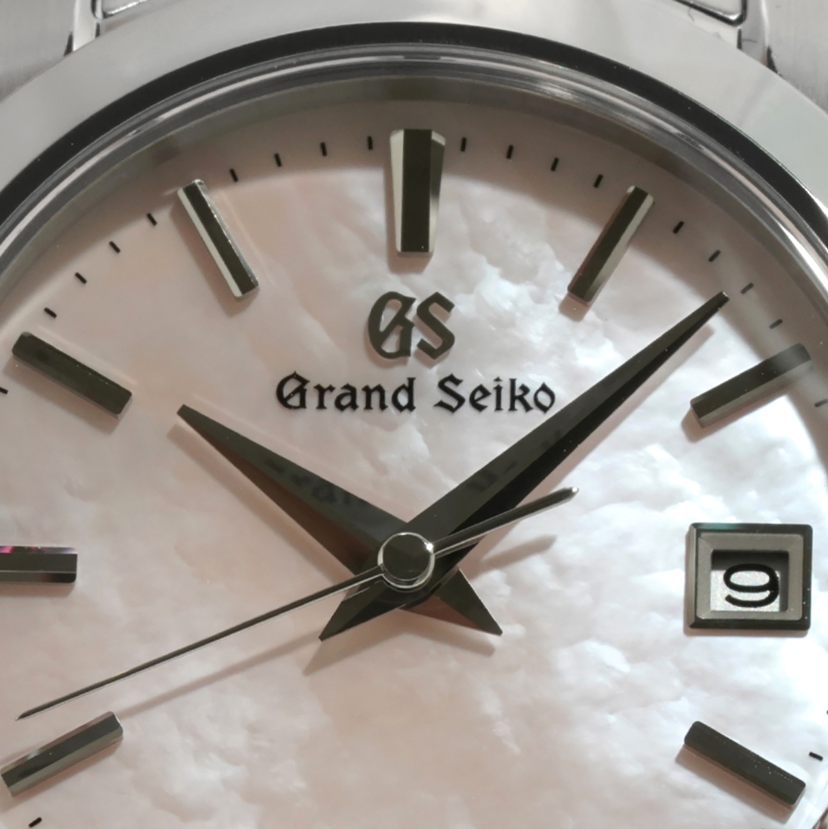 STGF267白蝶貝ダイヤルのクローズアップ