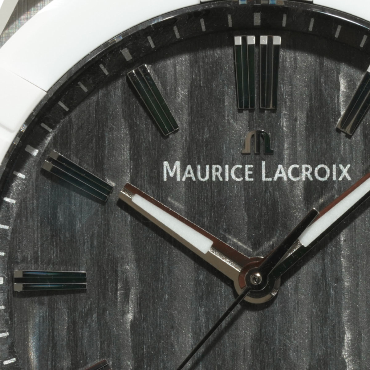 モーリスラクロア アイコニック オートマチック AC6008-SSL70-330-2 カーボンダイヤルのクローズアップ