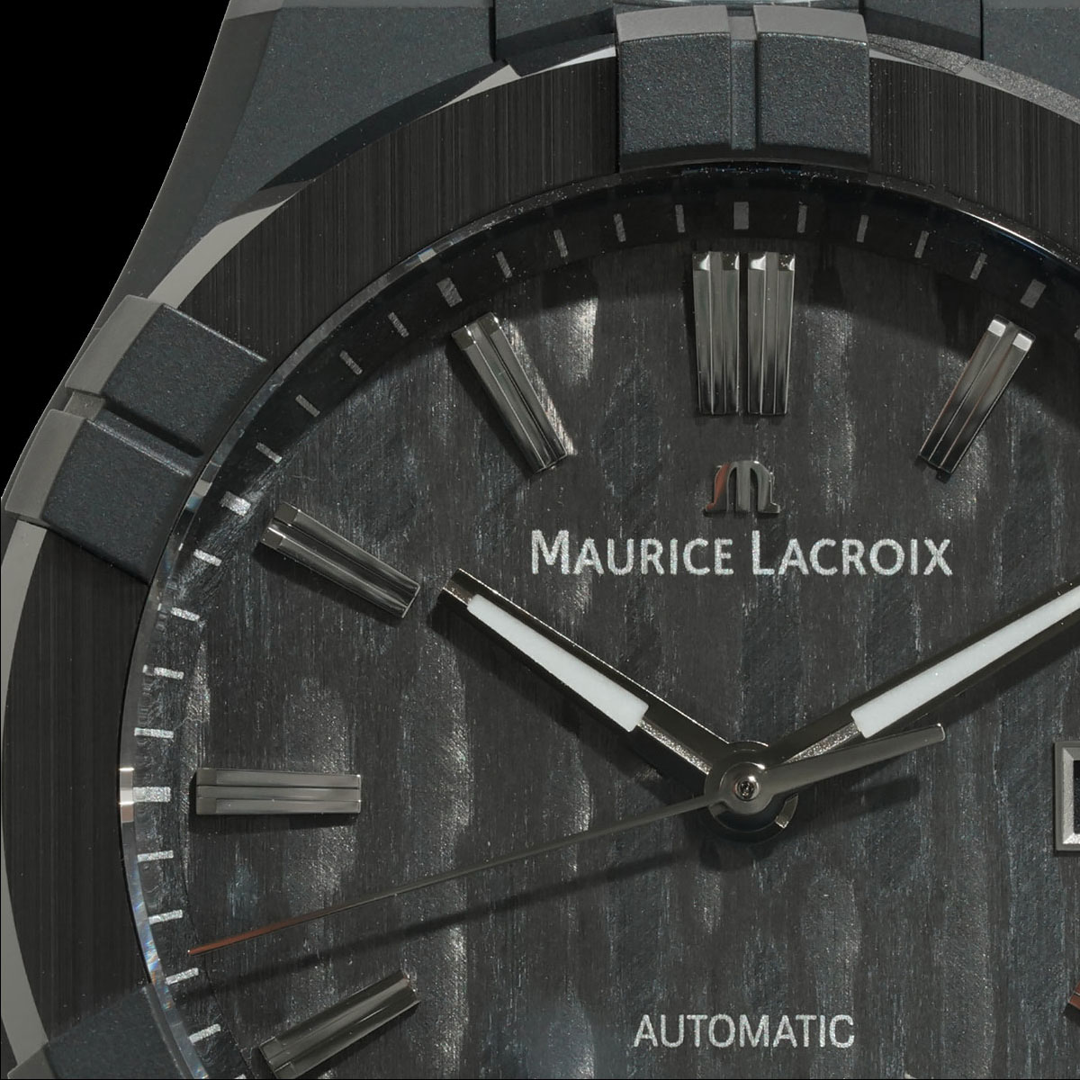 モーリスラクロア アイコニック オートマチック AC6008-TTB00-330-2 カーボンダイヤルのクローズアップ