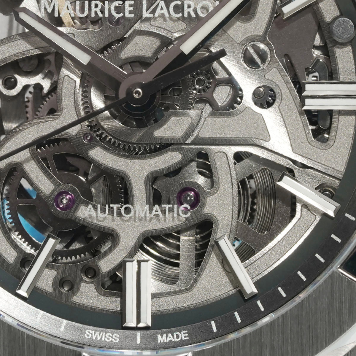 モーリスラクロア アイコン AI6007-SS002-030-1 シルバーのスケルトンダイヤルの6時側クローズアップ