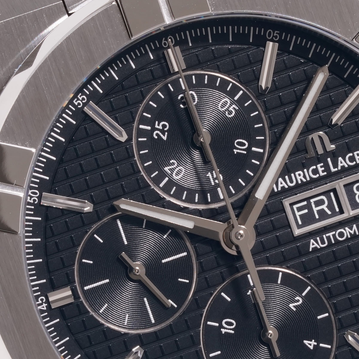モーリスラクロア アイコン クロノグラフ AI6038-SS002-330-1 ブラックダイヤルのクローズアップ